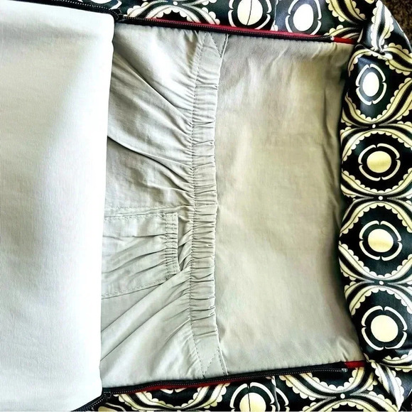 Petunia Pickle Bottom Evening In Islington Boxy Diaper Bag W Crossbody/Wristlet - Picture 12 of 16